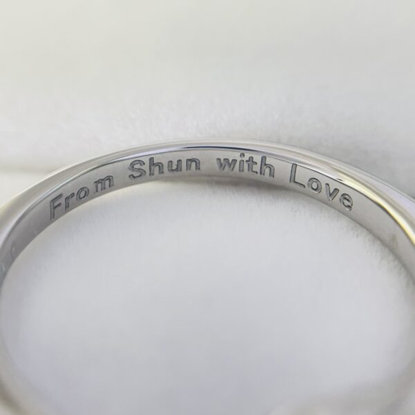 遺骨ダイヤモンドリングの刻印例。内側に込められた特別なメッセージ