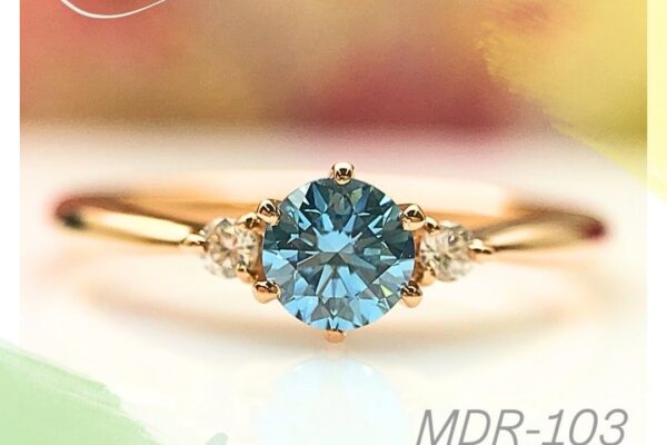 ブルーメモリアルダイヤモンドのMDR-103リング。地金はピンクゴールド。大切な思い出を形にしたリング。