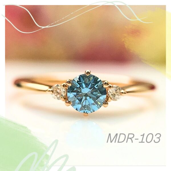 ブルーメモリアルダイヤモンドのMDR-103リング。地金はピンクゴールド。大切な思い出を形にしたリング。