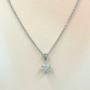 遺骨から作成したメモリアルダイヤモンドネックレスMDN-102。三角バチカンをあしらったシンプルな6本爪の一粒ダイヤネックレス。