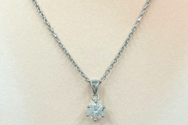 遺骨から作成したメモリアルダイヤモンドネックレスMDN-102。三角バチカンをあしらったシンプルな6本爪の一粒ダイヤネックレス。