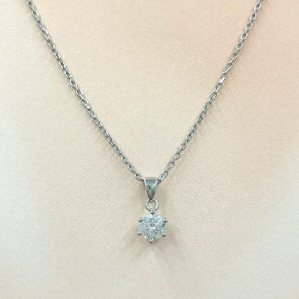 遺骨から作成したメモリアルダイヤモンドネックレスMDN-102。三角バチカンをあしらったシンプルな6本爪の一粒ダイヤネックレス。