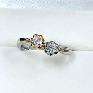 遺骨ダイヤモンド2点をゴールドとプラチナの花型に仕立てたオリジナルリング