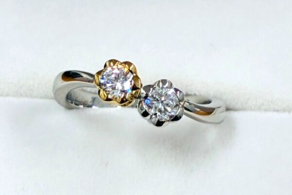 遺骨ダイヤモンド2点をゴールドとプラチナの花型に仕立てたオリジナルリング