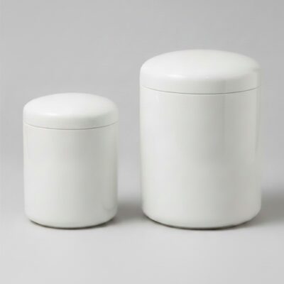 白くて丸い一般的な骨壺の大小比較(4寸と7寸)