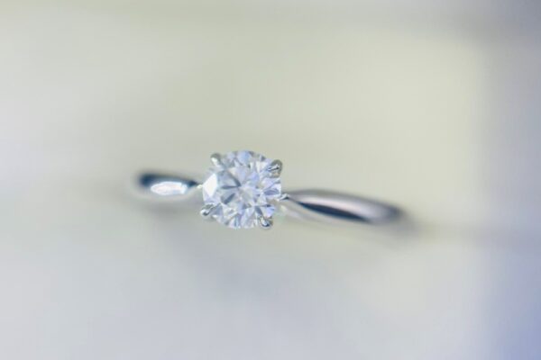 TK様/ 東京都による、ライフジェムの遺骨ダイヤモンドリング (品番MDR-104) のお客様の声 。「製作過程でも定期的に報告を頂き、仕上がりに満足」したとの評価。