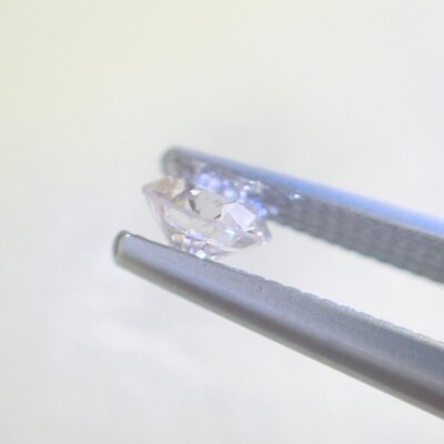 淡い色彩を帯びたメモリアルダイヤモンド。一つひとつ異なる表情と輝きを放つ。