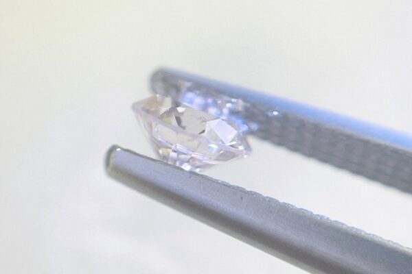 淡い色彩を帯びたメモリアルダイヤモンド。一つひとつ異なる表情と輝きを放つ。