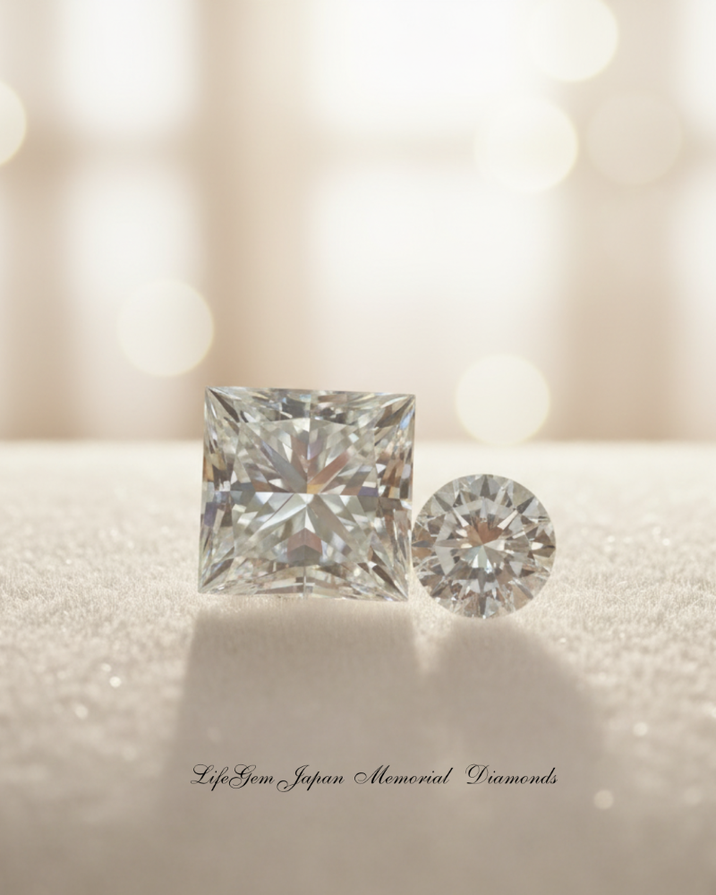 柔らかな光の中で輝く、プリンセスカットとラウンドブリリアントカットの2つのメモリアルダイヤモンド