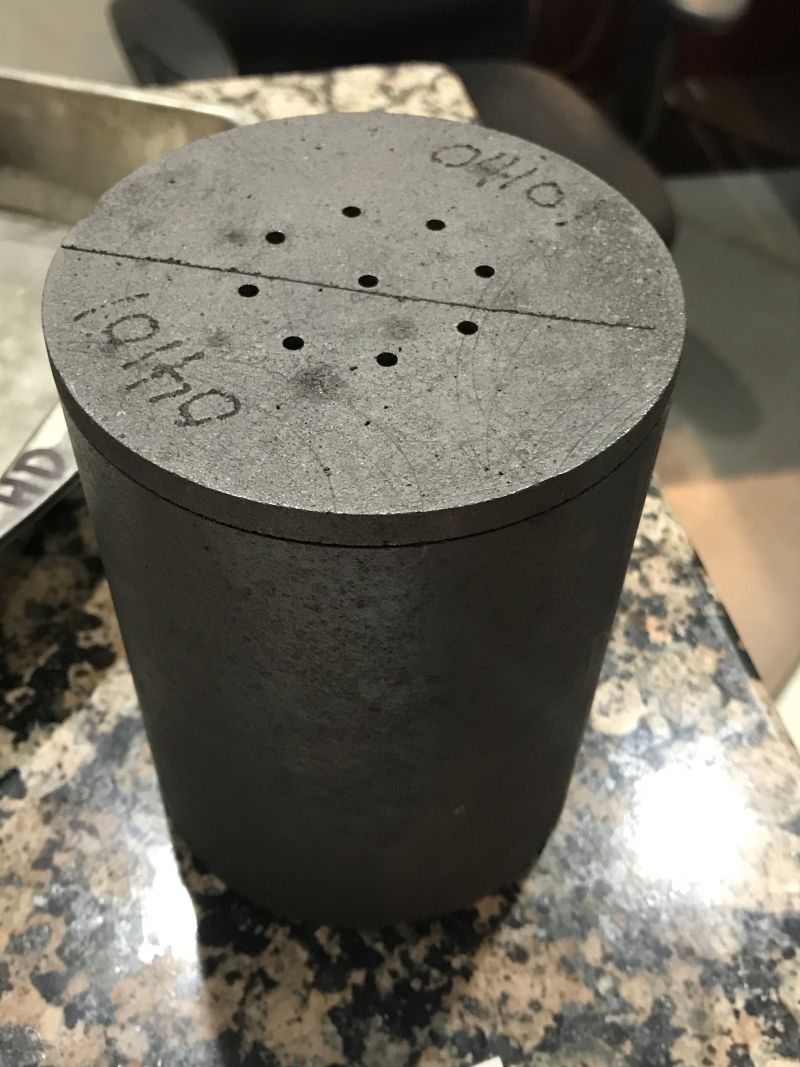 炭素精製のために使用される、上部に微細な排出口がある円筒形の黒い専用容器