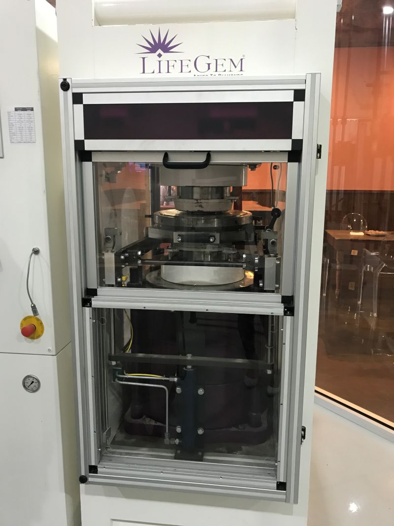 「LifeGem」のロゴが入った、ダイヤモンドを合成するための巨大な結晶化装置（HPHT装置）の外観