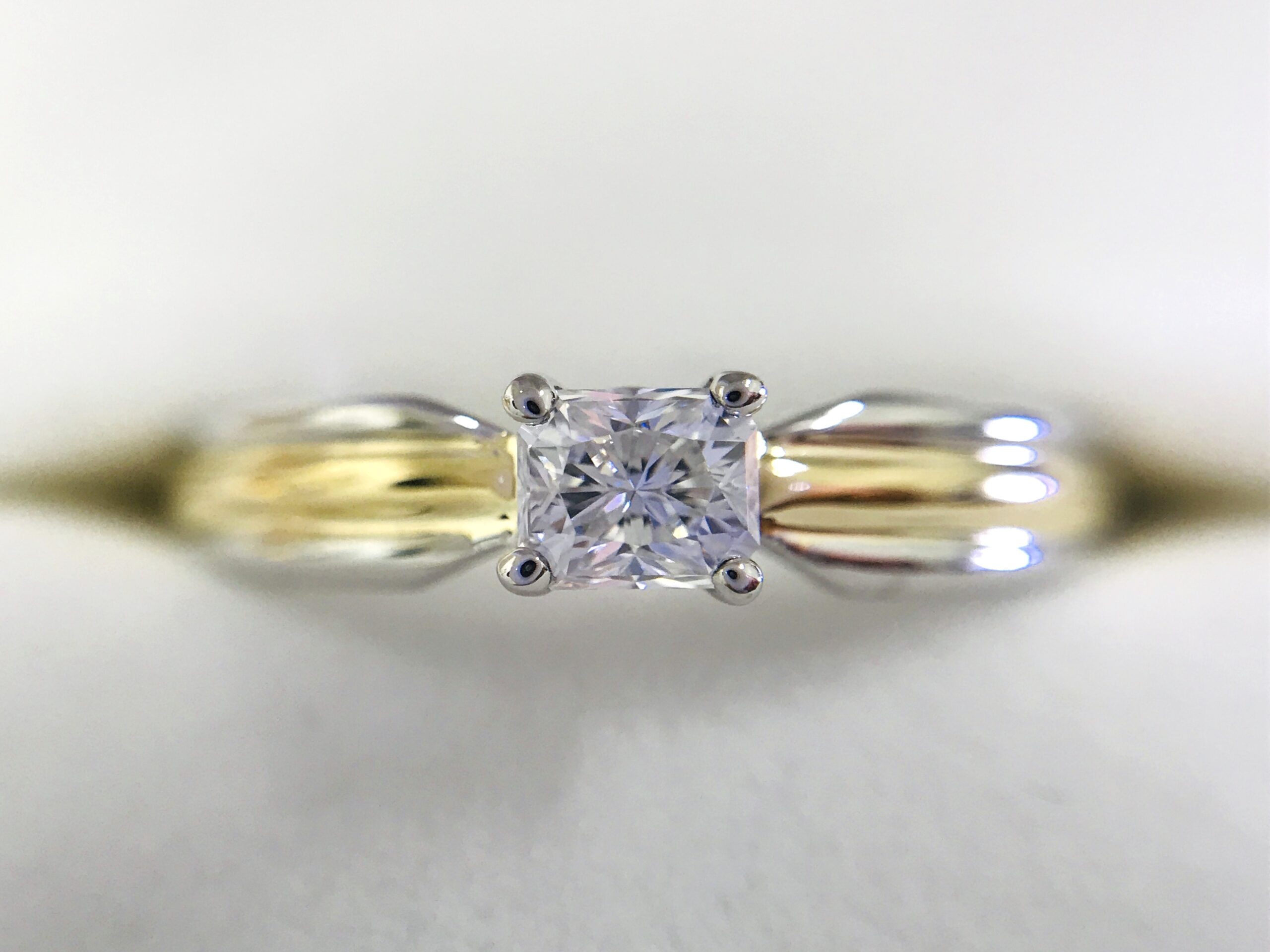 ラディアントカットのメモリアルダイヤモンドをセットした、コンビネーションリング（MDR-105）