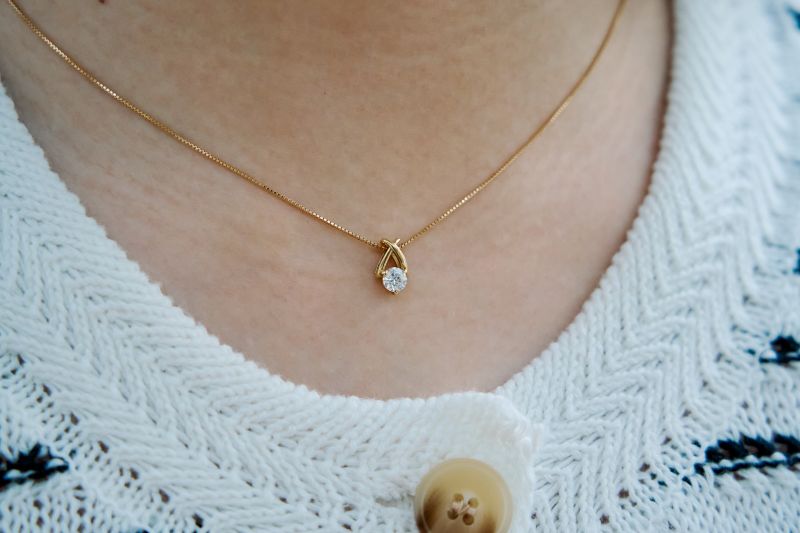 シンプルながらも胸元で存在感のある18金イエローゴールドのMDN-107ネックレス