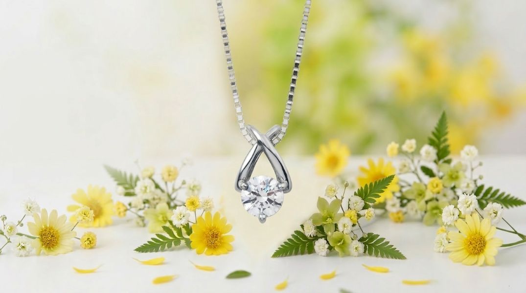 柔らかな花々に囲まれた、メモリアルダイヤモンドネックレス（MDN-107）。中央のダイヤモンドが上品に輝く