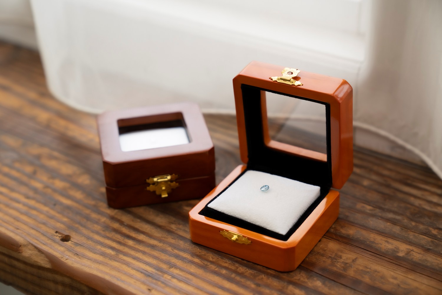 木の温もりが感じられる専用ケースで大切に保管された、故人様の遺骨から作るメモリアルダイヤモンド