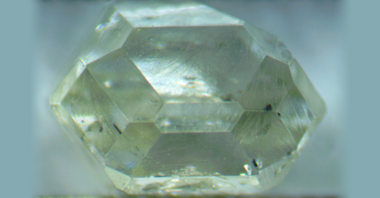 装置から取り出された、透き通った輝きを持つメモリアルダイヤモンド原石