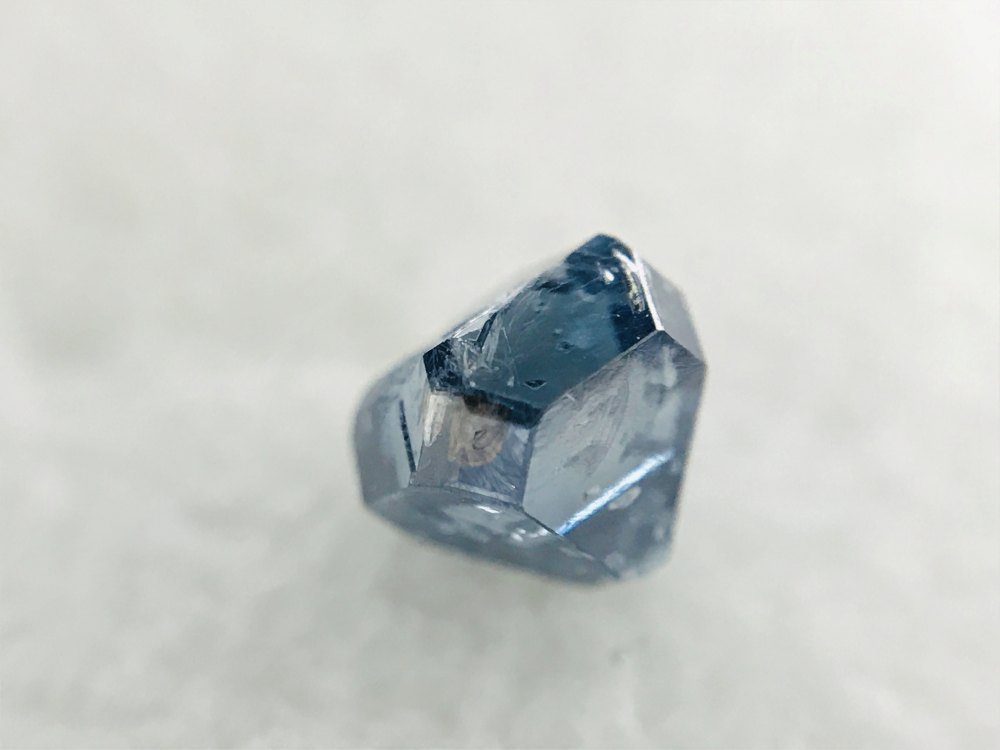 ライフジェムのメモリアルブルーダイヤモンドの原石。一つひとつ異なる形と個性が宿る。