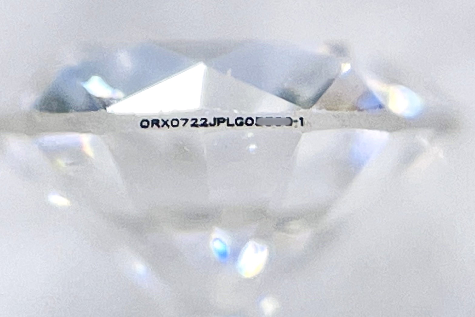 ダイヤモンドのガードル部分に刻まれた刻印が確認できる拡大画像